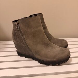 Sorel Joan of Arctic Wedge Mid zip bootie in charcoal grey